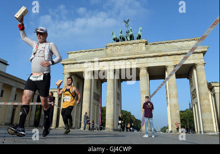 Berlin, Allemagne. 13e Août 2016. Les participants de la 5e ('Mauerweglauf Mur de Berlin') à la porte de Brandebourg à Berlin, Allemagne, 13 août 2016. Près de 350 coureurs et unique relais 100 souhaitez gérer les 160 kilomètres de piste. PHOTO : BRITTA PEDERSEN/dpa/Alamy Live News Banque D'Images