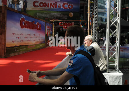 Berlin, Allemagne. 13e Août 2016. Berlin - Allemagne  13 Août 2016-Préparation de tapis à Potsdam platz pour l'arrivée de German Films star d'aujourd'hui pour premier ministre de Connie & co /film photo. Francis Joseph doyen/Deanpictures. Crédit : François-Joseph doyen/Deanpictures/Alamy Live News Banque D'Images