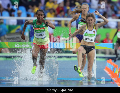 Rio de Janeiro, Brésil. 13e Août 2016. Gesa Felicitas Krause (R) de l'Allemagne, Colleen Quigley (retour) d'USA et Sofia Assefa (L) de l'Éthiopie en compétition dans l'épreuve féminine du 3000m steeple Tour de l'athlétisme, l'athlétisme pendant le Rio Jeux Olympiques de 2016 au Stade olympique à Rio de Janeiro, Brésil, 13 août 2016. Photo : Michael Kappeler/dpa/Alamy Live News Banque D'Images