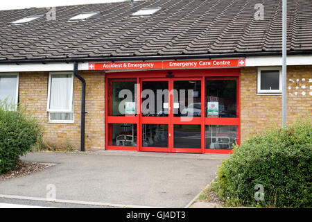 Grantham, Lincolnshire, Royaume-Uni. 13e Août 2016. La population de Grantham a tenu un meeting de protestation à l'extérieur de l'entrée de l'hôpital sur la route aujourd'hui à Manthorpe 12.00am .pour montrer la force du sentiment contre la fermeture de nuit de l'A&E Ministère du mercredi de la semaine prochaine. United Lincolnshire hôpitaux NHS Trust disent qu'ils ferment Grantham A&E en raison d'une crise de dotation au comté de Lincoln, et Boston pilgrim les hôpitaux. Crédit : Ian Francis/Alamy Live News Banque D'Images