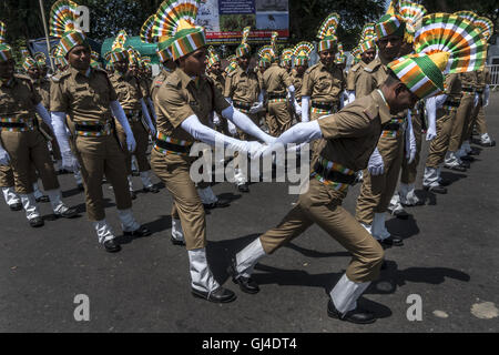 Kolkata, Inde. 13e Août 2016. Les Indiens de l'incendie participer à une répétition générale pour les commémorations de l'indépendance à la Red Road à Kolkata, Inde, le 13 août 2016. L'Inde va célébrer son jour de l'indépendance le 15 août. Credit : Tumpa Mondal/Xinhua/Alamy Live News Banque D'Images