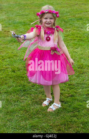 Burley, Hampshire, Royaume-Uni. 13e Août 2016. Jeune fille habillé en tenue de fée baguette bâton à la nouvelle forêt conte Festival, Burley, Hampshire, Royaume-Uni en août Crédit : Carolyn Jenkins/Alamy Live News Banque D'Images