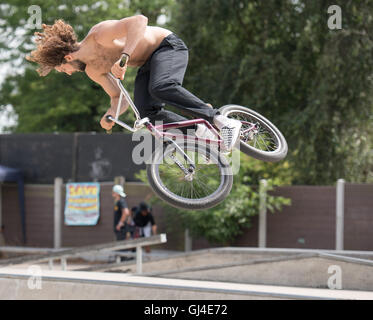 Brentwood, Essex, Royaume-Uni. 13e Août 2016. Festival de glissement, de la planche à roulettes et le BMX musicc Brentwood, Essex. Le BMX rider, montre son savoir-faire. Crédit : Ian Davidson/Alamy Live News Banque D'Images