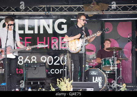 Brentwood, Essex, Royaume-Uni. 13e Août 2016. Festival de glissement, de la planche à roulettes et le BMX musicc Brentwood, Essex. Le groupe 'Driver' d'Essex jouer au festival de glissement, Brentwood, Essex. Crédit : Ian Davidson/Alamy Live News Banque D'Images