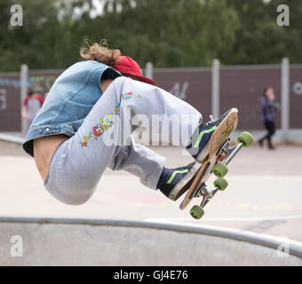 Brentwood, Essex, Royaume-Uni. 13e Août 2016. Festival de musique de glissement, de la planche à roulettes et le BMX Brentwood, Essex. La planche est en concurrence au festival de glissement, Brentwood, Essex. Crédit : Ian Davidson/Alamy Live News Banque D'Images