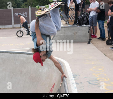 Brentwood, Essex, Royaume-Uni. 13e Août 2016. Festival de musique de glissement, de la planche à roulettes et le BMX Brentwood, Essex. La planche est en concurrence au festival de glissement, Brentwood, Essex. Crédit : Ian Davidson/Alamy Live News Banque D'Images