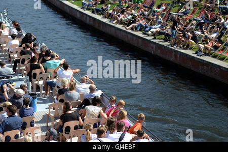 Berlin, Allemagne. 13e Août 2016. Les personnes bénéficiant du soleil sur la rivière Spree à Berlin, Allemagne, 13 août 2016. PHOTO : BRITTA PEDERSEN/dpa/Alamy Live News Banque D'Images