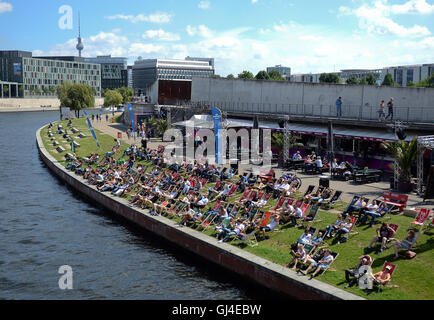 Berlin, Allemagne. 13e Août 2016. Les personnes bénéficiant du soleil sur la rivière Spree à Berlin, Allemagne, 13 août 2016. PHOTO : BRITTA PEDERSEN/dpa/Alamy Live News Banque D'Images