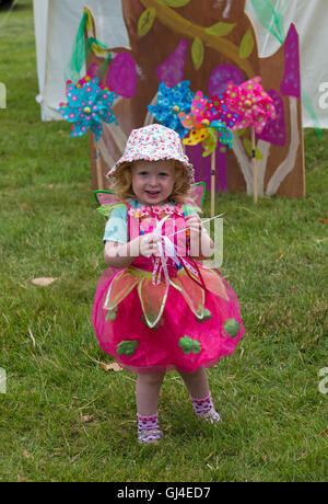 Burley, Hampshire, Royaume-Uni. 13e Août 2016. Jeune fille habillé en tenue de fée baguette bâton à la nouvelle forêt conte Festival, Burley, Hampshire, Royaume-Uni en août Crédit : Carolyn Jenkins/Alamy Live News Banque D'Images