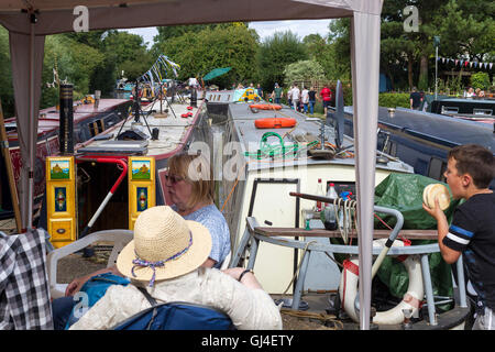 Blisworth, Northamptonshire 13 août 2016. Festival du canal Blisworth, le Grand Union Canal. Foules appréciant les beaux temps chaud au cours de la première journée du festival qui se passe durant la fin de semaine. Le Festival est organisé par l'Association Canal Blisworth, organisation à but non lucratif. Credit : Keith J Smith./Alamy Live News Banque D'Images