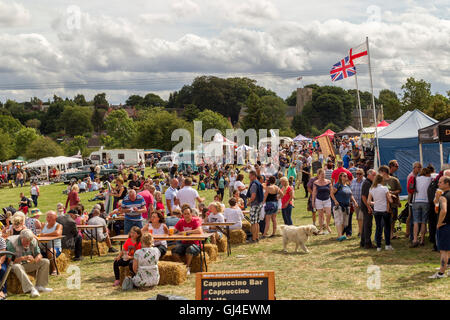 Blisworth, Northamptonshire 13 août 2016. Festival du canal Blisworth, le Grand Union Canal. Foules appréciant les beaux temps chaud au cours de la première journée du festival qui se passe durant la fin de semaine. Le Festival est organisé par l'Association Canal Blisworth, organisation à but non lucratif. Credit : Keith J Smith./Alamy Live News Banque D'Images