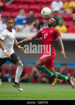 Le Brésil. 13e Août 2016. BRASILIA, Brésil - 13 août : Jeremy-Alemnha Toljan de lutte pour le ballon avec Mane de Portugal dans le cadre de Rio aux Jeux Olympiques de 2016 à Mane Garrincha Stadium le 13 août 2016 à Brasilia, Brésil. (Photo par Bruno Spada Tripé Zuma Press (crédit Image : © TripeFoto via ZUMA Press) Banque D'Images