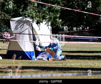 Les agents de police forensic en dehors d'une tente de la police à Hyde Park, Londres, après qu'un corps a été découvert. Banque D'Images