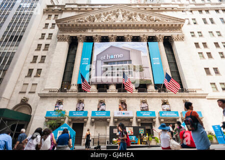 La façade de la Bourse de New York est décoré pour le premier jour de bourse d'accueil à son premier appel public à l'épargne le Jeudi, août 4, 2016. La maison de décoration détaillant est le premier distributeur à avoir un pape cette année. (© Richard B. Levine) Banque D'Images