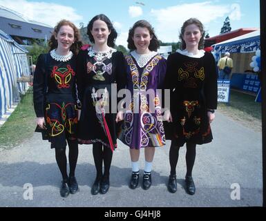 Le Pays de Galles, l'Eisteddfod, Llangollen, Festival Irlandais Costume, noeud celtique design, un symbole chrétien de la Sainte Trinité. Banque D'Images