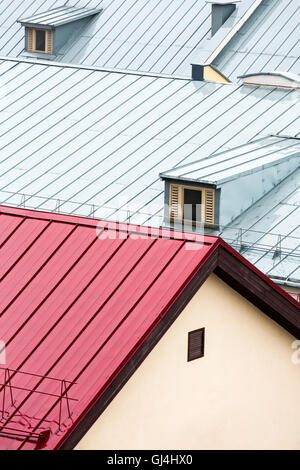 Vue d'en haut sur les toits en métal gris des maisons de la vieille ville Banque D'Images