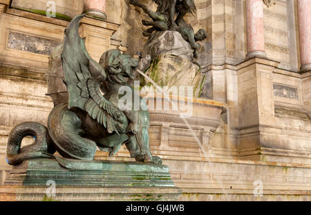 Partie du monument Statue Fontaine Saint Michel, Place Saint-Michel, Paris, France, Europe. Banque D'Images