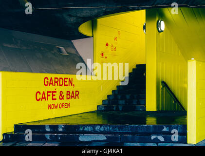 L'escalier menant à un jardin, un café et un bar à Londres, Angleterre, RU Banque D'Images