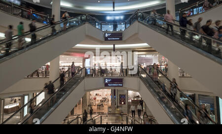 Les gens sur les escaliers mécaniques dans shopping centre Banque D'Images