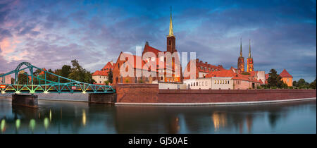 Image panoramique de Wroclaw, Pologne au crépuscule. C'est composé de deux images horizontales cousues ensemble dans photoshop. Banque D'Images