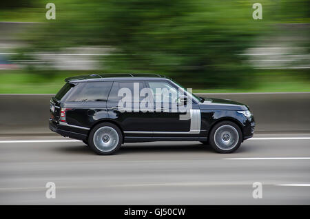 Anvers, Belgique 7 août 2016 Land Rover Range sur l'autoroute. , , Banque D'Images