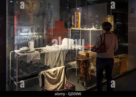 Visiteur au Mémorial de Verdun, musée et monument aux morts pour commémorer la Première Guerre Mondiale 1916 Bataille de Verdun, France Banque D'Images