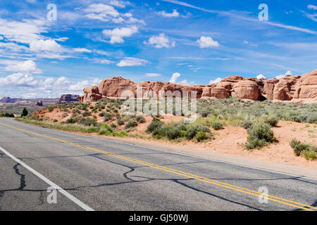 Route à travers le Parc National Arches dans l'Utah ;;USA Banque D'Images