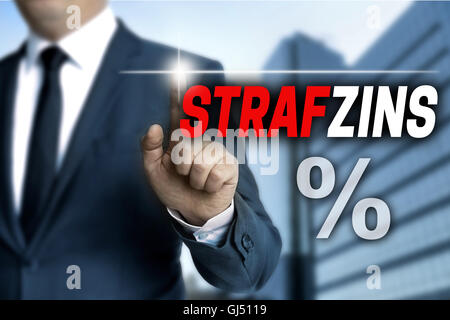 Strafzins (en allemand) d'intérêt négatifs écran tactile est exploité par l'homme d'affaires. Banque D'Images