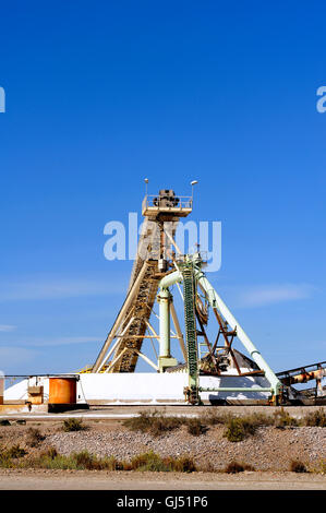 Le sel de mer d'exploitation du site d'Aigues-Mortes salins avec de grosses machines et de camions travaillant pour le stockage du sel Banque D'Images