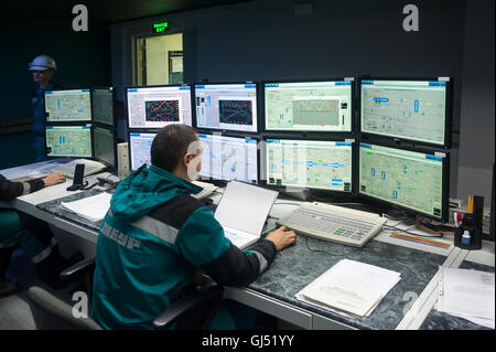 Ingénieurs dans la salle de commande de Tobolsk Polymer Banque D'Images