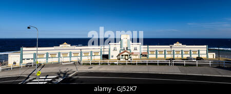 La façade Art déco de la ville de Newcastle en Australie Bains de Mer du Conseil. Banque D'Images