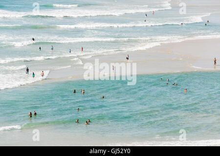 Les gens à la baignade Plage de Wategos à Byron Bay. Banque D'Images