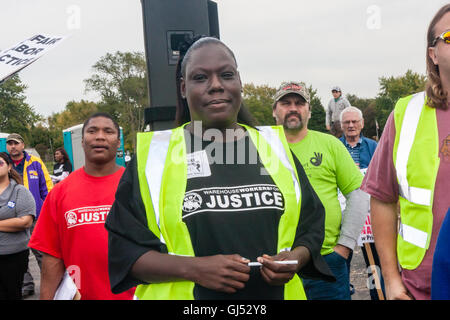 Elwood, Illinois - 1er octobre 2012 : les travailleurs en grève et des partisans de la centre de distribution Walmart rassemblement pour de meilleurs salaires et conditions de travail. Banque D'Images