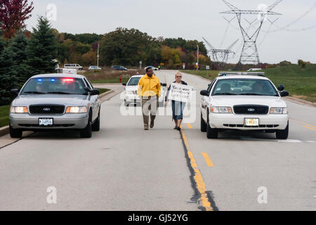 Elwood, Illinois - 1er octobre 2012 : les travailleurs en grève et des partisans de la centre de distribution Walmart rassemblement pour de meilleurs salaires et conditions de travail. Banque D'Images