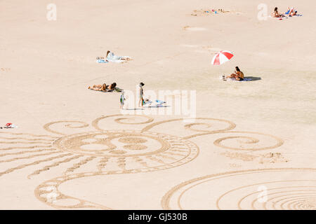 Des dessins dans le sable à la plage de Wategos à Byron Bay. Banque D'Images