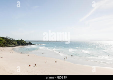 Les gens la baignade et surf sur la plage de Wategos à Byron Bay. Banque D'Images