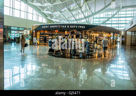 À l'intérieur de l'aéroport international de Bali avec des personnes utilisant différents cafés restaurants, magasins sur île de Bali en Indonésie. Banque D'Images