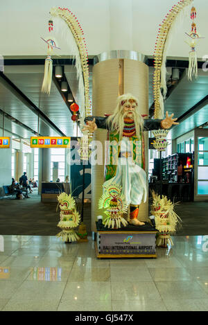 À l'intérieur de l'aéroport international de Bali avec des personnes utilisant différents cafés restaurants, magasins sur île de Bali en Indonésie. Banque D'Images