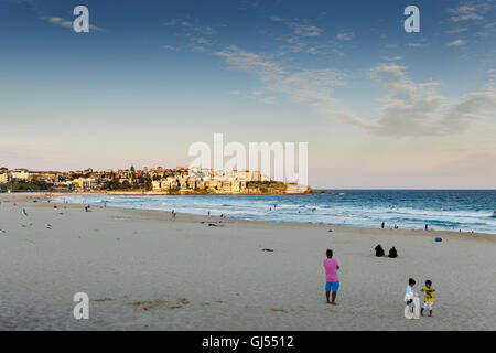 Les gens sur la plage de Bondi à Sydney. Banque D'Images