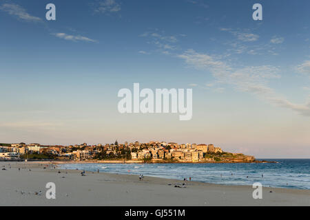 Les gens sur la plage de Bondi à Sydney. Banque D'Images