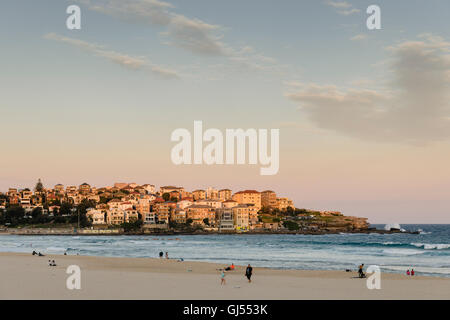 Les gens sur la plage de Bondi à Sydney. Banque D'Images