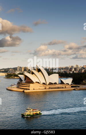 Opéra de Sydney dans le port de Sydney. Banque D'Images