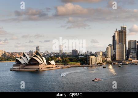 Opéra de Sydney dans le port de Sydney. Banque D'Images