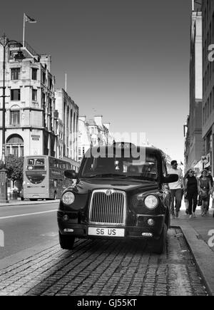 Taxis noirs de Londres (CAB) rang près de Charing Cross Station Banque D'Images