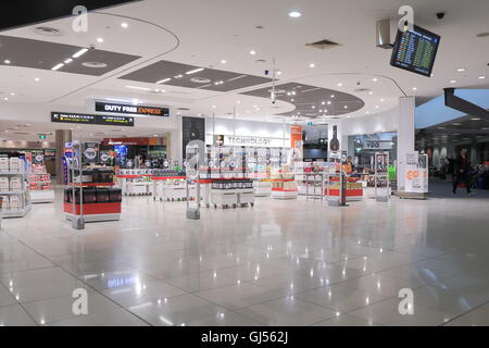 Les gens magasinent à l'aéroport de Melbourne boutiques duty free à Melbourne en Australie. Banque D'Images