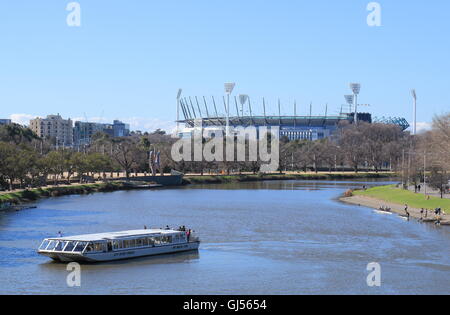 Bateaux de croisières à la rivière Yarra MCG en arrière-plan à Melbourne en Australie. Banque D'Images