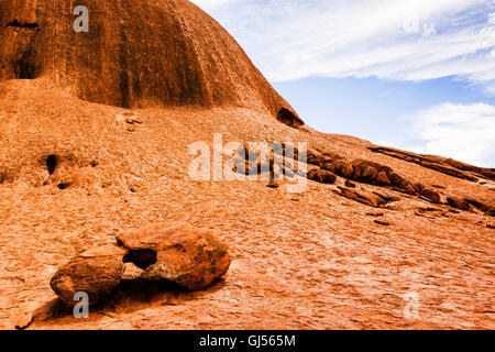 Vue détaillée de l'Uluru dans le Parc National d'Uluru-Kata Tjuta. Banque D'Images