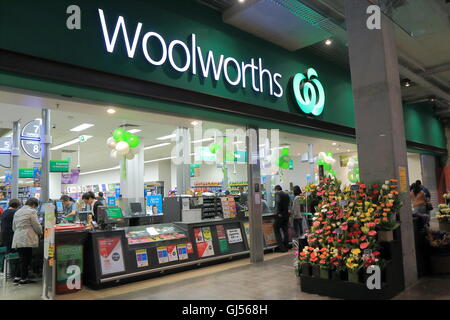 Les gens magasinent au supermarché Woolworths à Melbourne en Australie. Banque D'Images