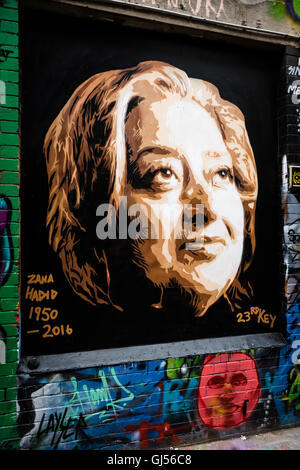 Street art off de Franklin Street à Melbourne. Un pochoir portrait en mémoire de feu l'architecte Zaha Hadid. Banque D'Images