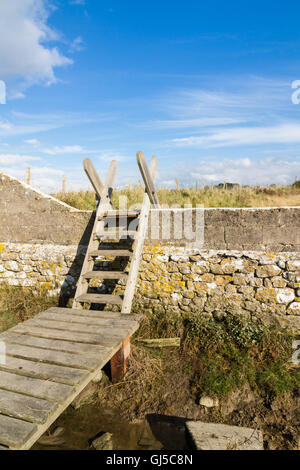 Stile typique de bain, plus de mur, avec pont sur le fossé. Aberthaw beach, dans le sud du Pays de Galles, Royaume-Uni, Europe. Banque D'Images